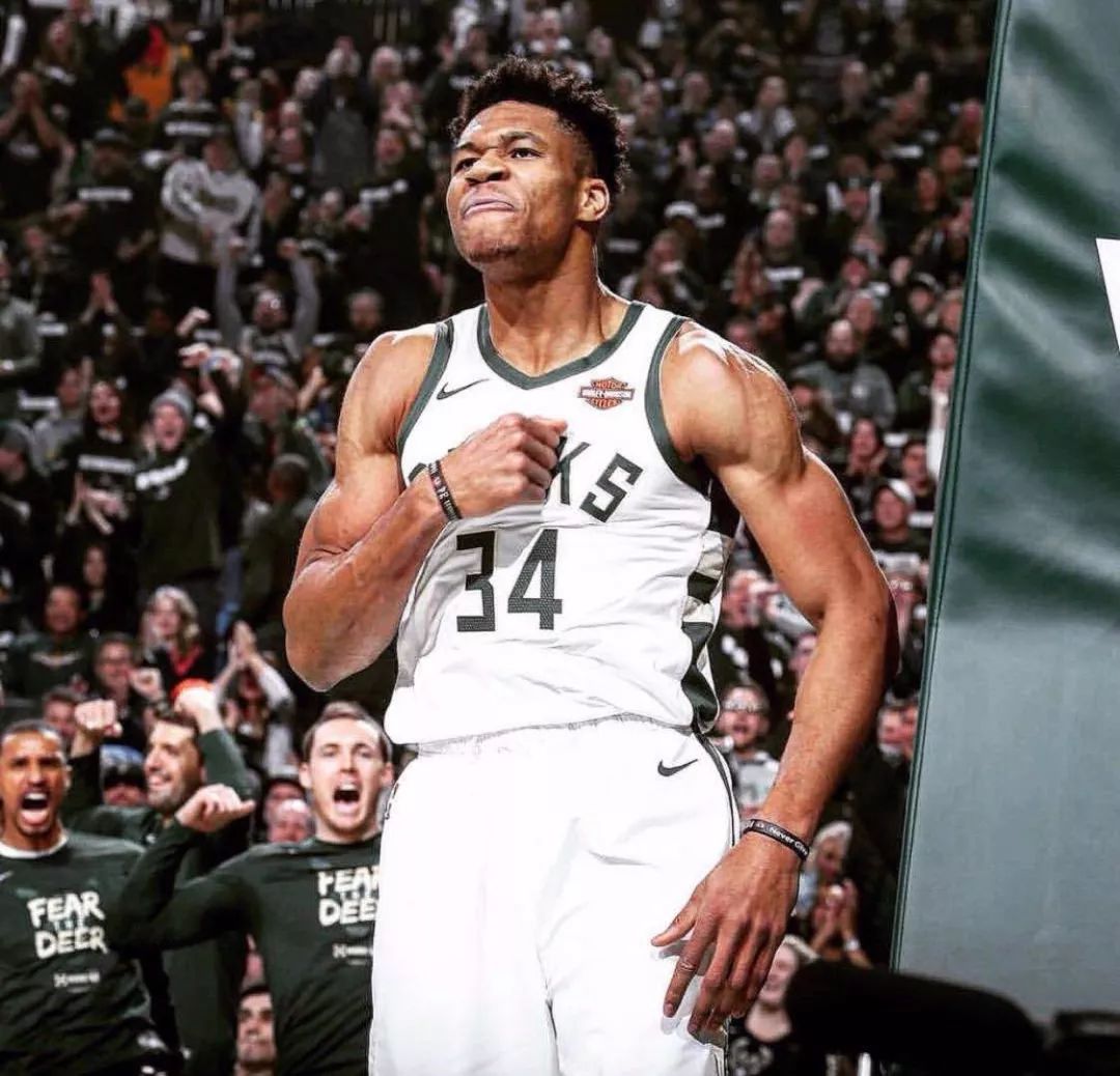 国际米兰圆领卫衣，太漂亮啦想要（国际米兰圆领卫衣，颜值在线，忍不住想入手）