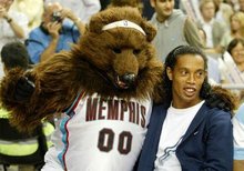 40岁依旧能飞，C罗对阵赛哈特海湾上演高难度倒钩破门（40岁C罗仍能起飞，战赛哈特海湾上演高难倒钩破门）