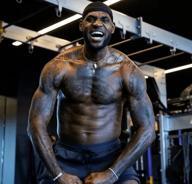 意甲媒体热议：在莱奥加盟米兰的七个赛季里，本赛季莱奥的表现最为出色！（意媒热议：莱奥加盟米兰七季以来，本赛季表现最佳！）